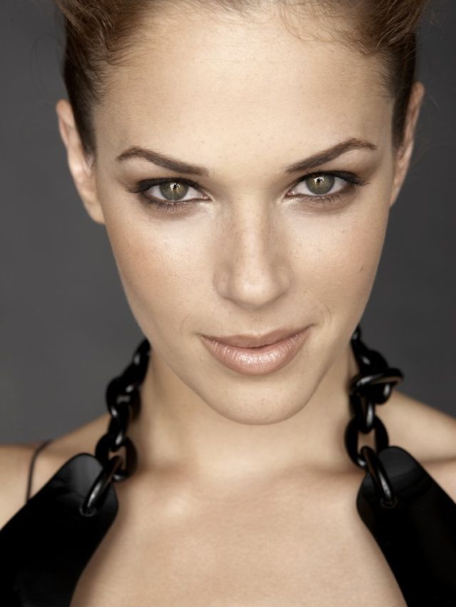 Amanda Righetti. selected photo 9 of 16